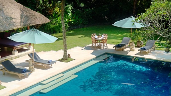 Villa Alamanda - Sunlit pool area